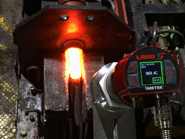 Pirometr mierzący temperaturę stali