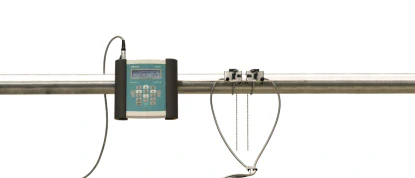 Przepływomierz ultradźwiękowy do cieczy zamontowany na rurze