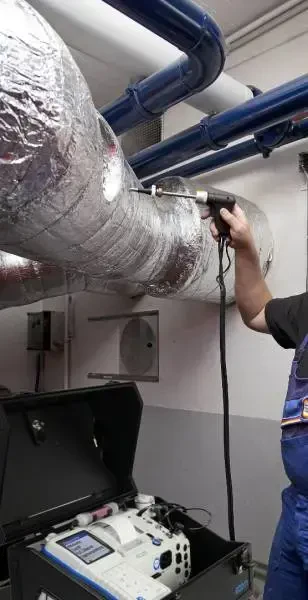 Przenośny analizator spalin ecom-J2KNpro w użyciu