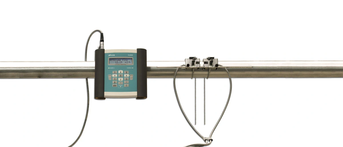 Przepływomierz ultradźwiękowy do cieczy F601 zamontowany na rurze