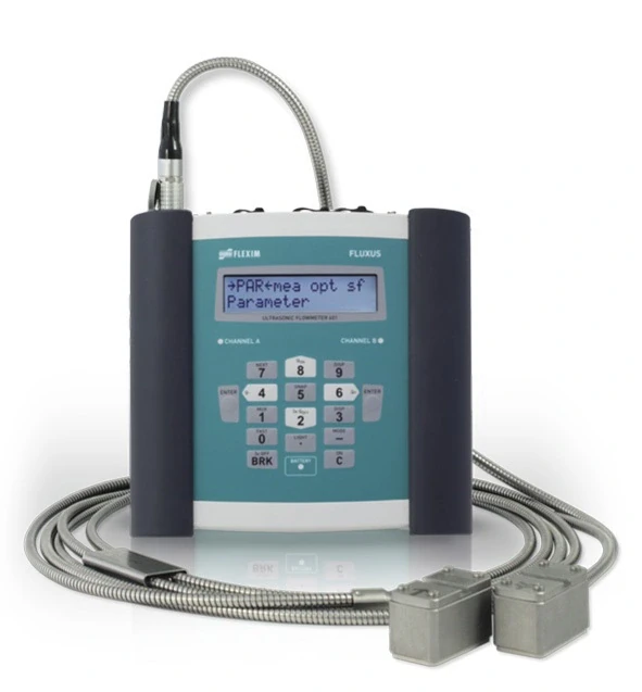 Bezinwazyjny przepływomierz do cieczy serii F601 z sondami