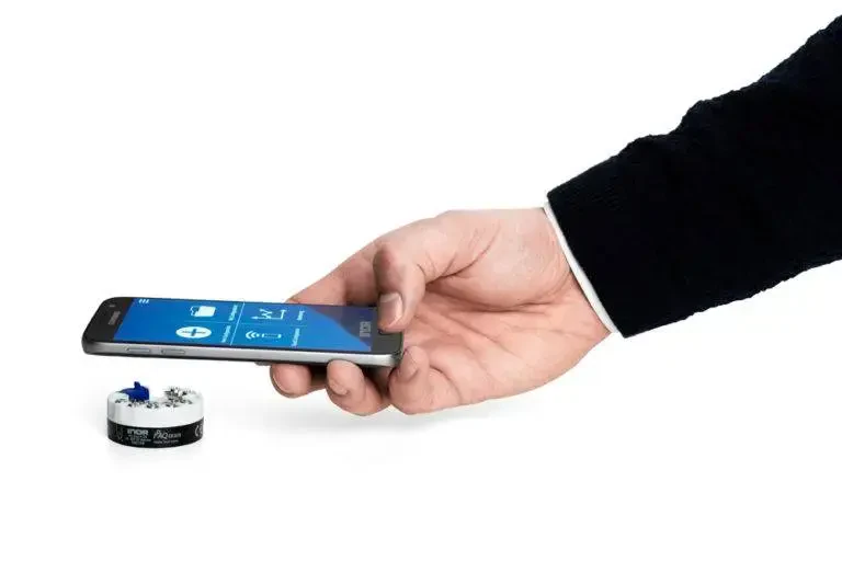 Bezprzewodowa komunikacja i konfiguracja między przetwornikiem temperatury a smartfonem.