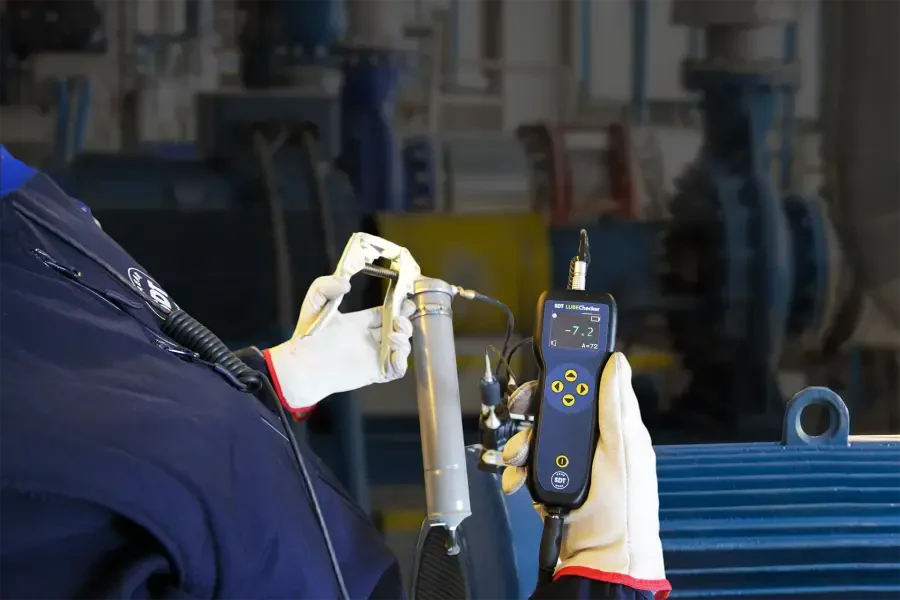 Ultradźwiękowy miernik smarowania SDT LUBEChecker w użyciu