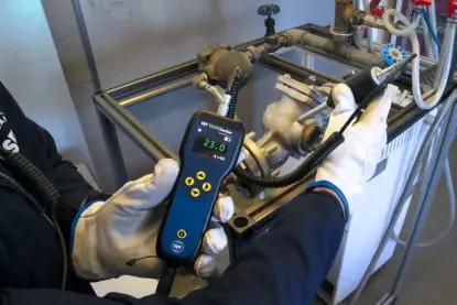 Ultradźwiękowy tester odwadniaczy SDT TRAPChecker w użyciu