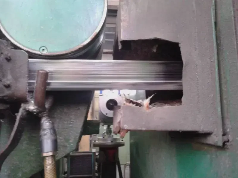 Pirometr stacjonarny do aluminium - proces odlewu na kole i podgrzewu indukcyjnego