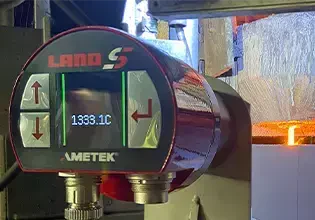 Pirometr SPOT MM - pomiar temperatury strugi ciekłego żeliwa lub staliwa Pirometr SPOT MM - pomiar temperatury strugi ciekłego żeliwa lub staliwa